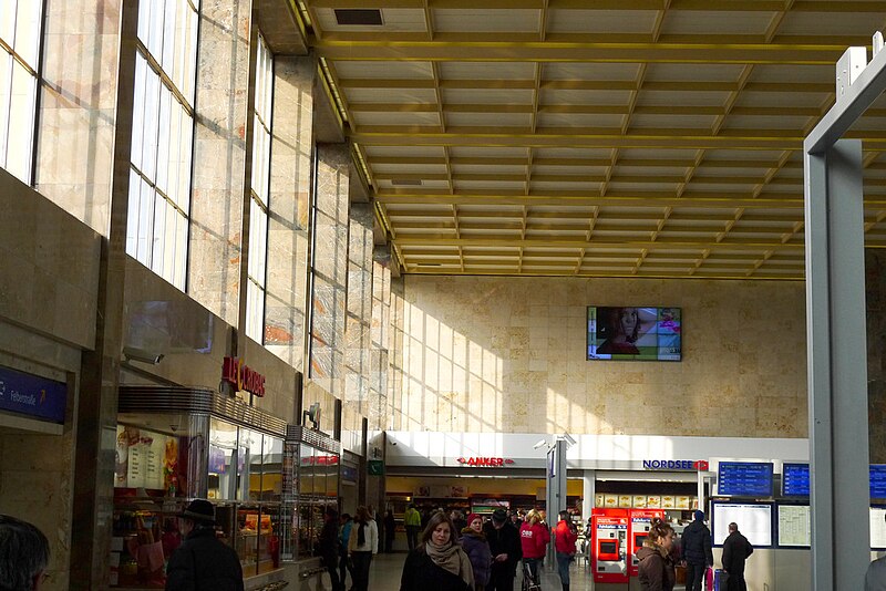 File:Westbahnhof obere Halle.jpg