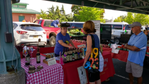 Booth untuk Ekor Putih Menjalankan pabrik Anggur di pasar petani di Overland Park, Kansas.