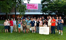 Free Culture. Free Content. Free Thought. Free... Love? erm. Wikipedia. The Free encyclopedia. Wikipedians at the "picnic anyone can edit", Central Park, New York City, August 2007