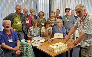 Cutting Wikipedia's 20th-birthday cake