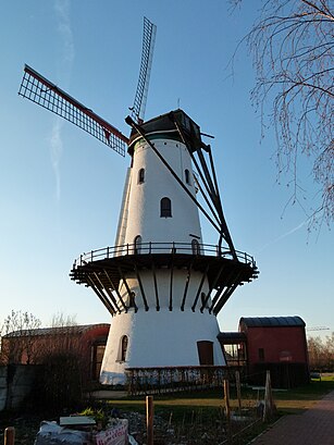 Hoe gaan naar Hostes Molen met het openbaar vervoer - Over de plek