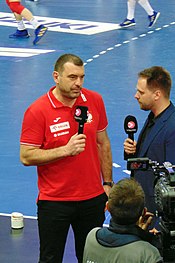 A Viaplay reporter interviews Bartosz Jurecki during the 2023 World Men's Handball Championship Wywiad Bartosza Jureckiego dla telewizji Viaplay.jpg
