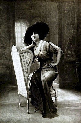 Photographie de Xavière Colonna de Leca dite Xavière de Leka ou de Léka, au mois de novembre 1912 par le Studio Félix à Paris. La comédienne est habillée par la Maison Zimmermann.