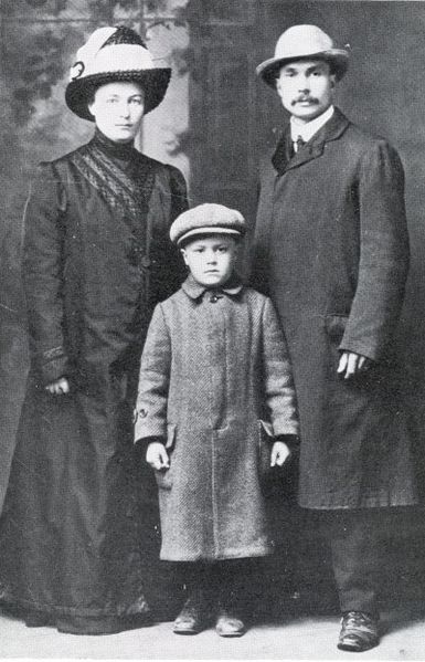 File:Yrjo sirola with his family.jpg