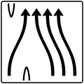 Zeichen 501–83 Überleitungstafel – ohne Gegenverkehr – vierstreifig, davon linker Fahrstreifen nach rechts übergeleitet und die drei rechten Fahrstreifen nach links verschwenkt