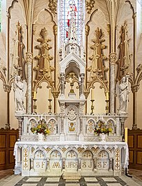 L'autel néogothique en marbre blanc