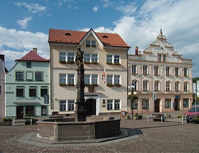 Rathaus und Brunnen auf dem Friedensplatz