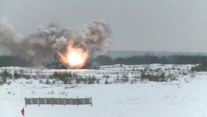 Fayl: TOS-1A «Solntsepyok» proveli boevye strelby v Leningradskoy oblasti.webm