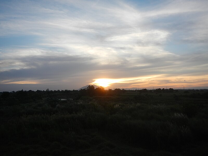 File:09933jfSunsets Mount Arayat from Doña Josefa Bridge, Nueva Ecijafvf 10.jpg