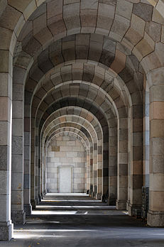 Pavilhão para Congressos (Kongresshalle), arcadas nas áreas de desfile do partido nazista, próximo a Nurembergue, Alemanha. (definição 2 848 × 4 288)