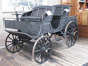 Den första svenska personbilen tillverkades av Vabis 1897. Utställd på Marcus Wallenberg-hallen.