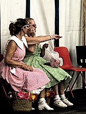 Deux femmes lors d'un week-end nostalgique des années 1950 dans le Crich Tramway Village (en), Derbyshire, Angleterre.