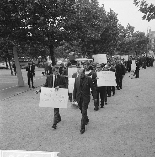 File:200 Taxichauffeurs staken, met leuzen trokken zij langs d kantoren, Bestanddeelnr 918-1990.jpg