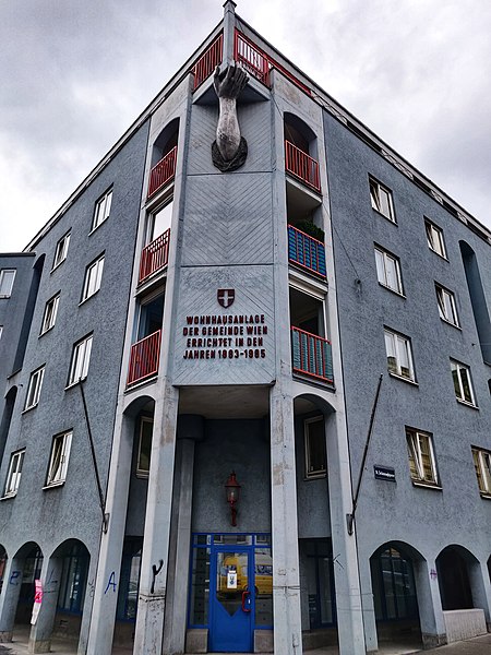 File:2020-05-28 Gemeindebau Neumayrgasse 7–9 entrance from Herbststrasse.jpg