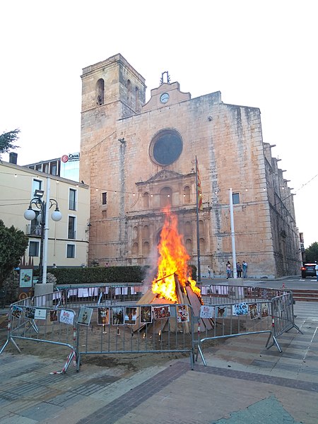 File:2020 Foguera de Sant Joan Riudoms 04.jpg