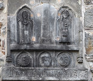 Der untere ursprüngliche Teil des Reliefs am Westgiebel