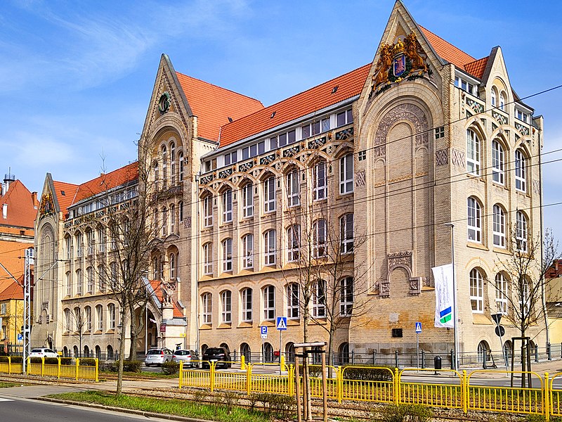 File:37 Sikorskiego Street in Szczecin, 2022.jpg