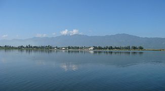 S'étendant sur 287 km², le lac Loktak est le cœur de la vallée du Manipur, issu des divers cours d'eau descendants des monts l'entourant.