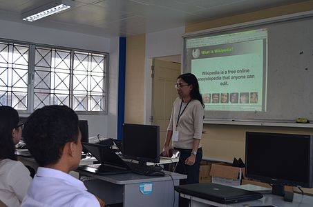 Bel Ballesteros gives a lecture about the Wikipedia