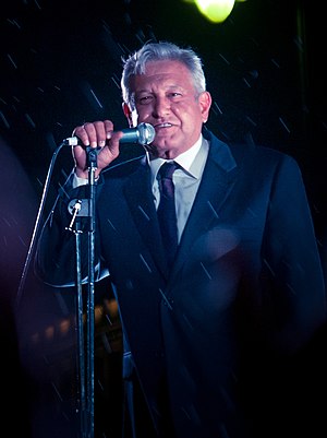 AMLO en el Zócalo después del primer debate (7007558786) (cropped).jpg