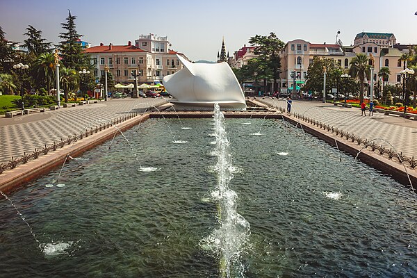 Image: A fountain on the boulevard