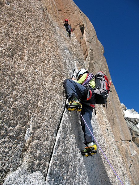 File:Aiguille du Midi - Mountaineers on the Cosmiques Ridge.jpg