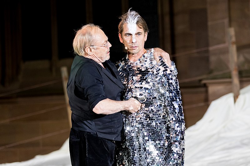 File:Alexander Simon, Klaus Maria Brandauer - 2019191233330 2019-07-10 Fotoprobe Nibelungen Festspiele Worms Überwältigung - 4524 - AK8I3462.jpg