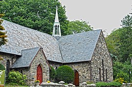 Каменная церковь в английском готическом стиле с красной дверью