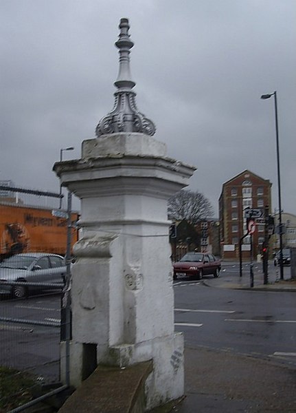 File:An ornamental gate post - geograph.org.uk - 1720855.jpg