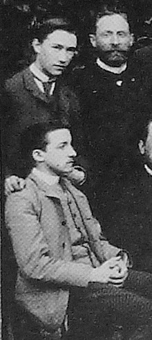 Gide (debout) et Pierre Louÿs (assis) sur une photo de classe, à l'école alsacienne en 1887.