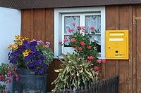[1] Gelb ist die Farbe vieler Postbetriebe, hier ein Schweizer Briefkasten