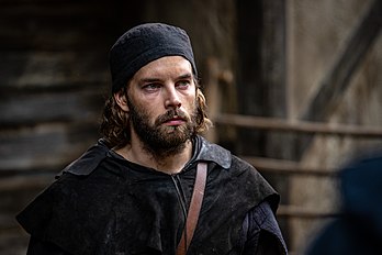 Foto das filmagens de Melchior, o Boticário (em estoniano: Apteeker Melchior). Märten Metsaviir como o personagem principal Melchior Wakenstede. É um filme de mistério histórico estoniano de 2022. A trilogia Melchior é baseada nos romances de Indrek Hargla. O filme centra-se no boticário Melchior Wakenstede, que resolve crimes na Tallinn medieval. O filme é dirigido por Elmo Nüganen. Estava programado para estrear em outubro de 2021, mas foi adiado para abril de 2022 devido à pandemia de COVID-19. (definição 6 049 × 4 033)