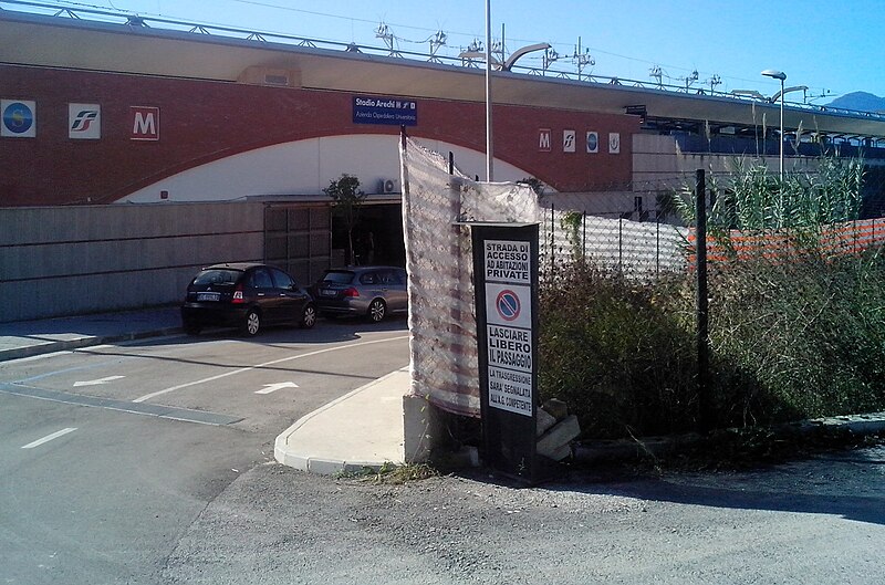 File:Arechi staz ferr ingresso.jpg