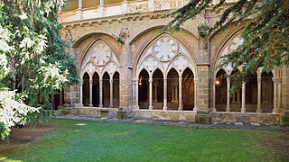 Arquerías del claustro del Monasterio de Santa María de Valbuena.jpg