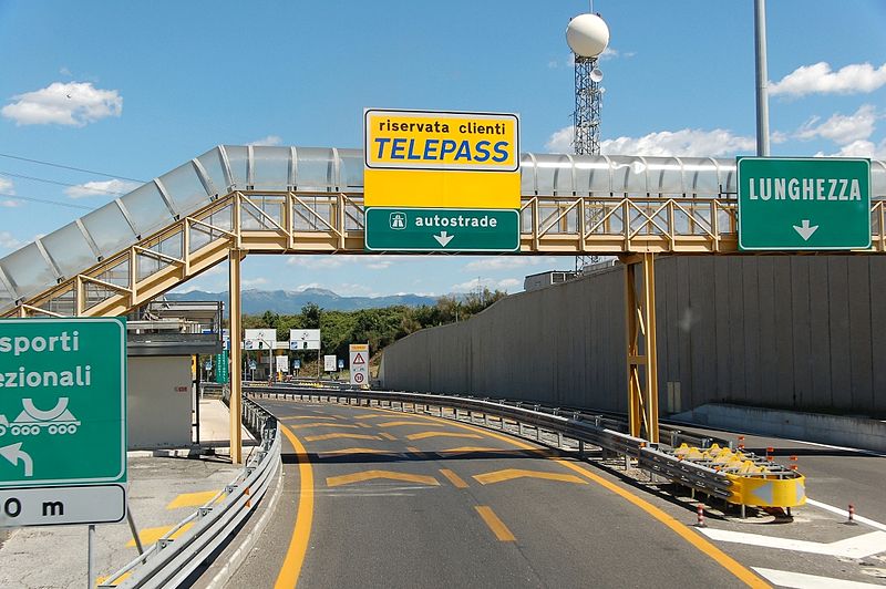 File:Autostrada A24 Italia 2011-08-by-RaBoe-02.jpg