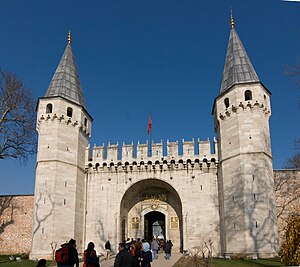 Palais De Topkapı: Histoire et conception du palais, La porte de lAuguste ou porte Impériale, Première cour