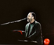 Uma foto de Billy Joel tocando piano