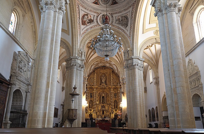 File:Baeza Catedral de la Natividad de Nuestra Señora nave central.jpg