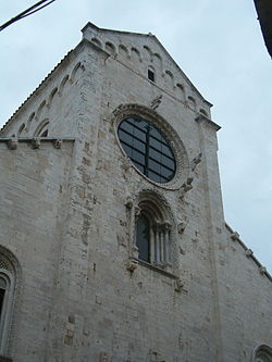 Detail of the main facade. Barletta cattedrale apr06 01.jpg