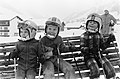 Beatrix en Claus en kinderen op wintersportvakantie in Le in skitenue v.l.n.r. C, Bestanddeelnr 927-6651.jpg