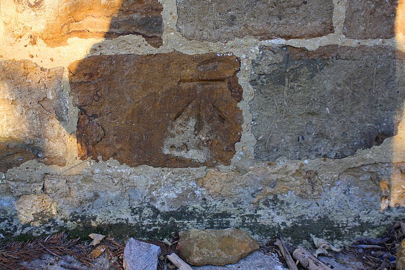 File:Benchmark on 'Quarry House' - geograph.org.uk - 5628228.jpg