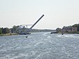 Pegasus Bridge, à Bénouville, s'ouvrant pour laisser passer le Boëdic.