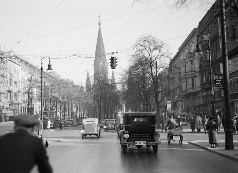 File:Berlin Kurfürstendamm 254-5646.jpg