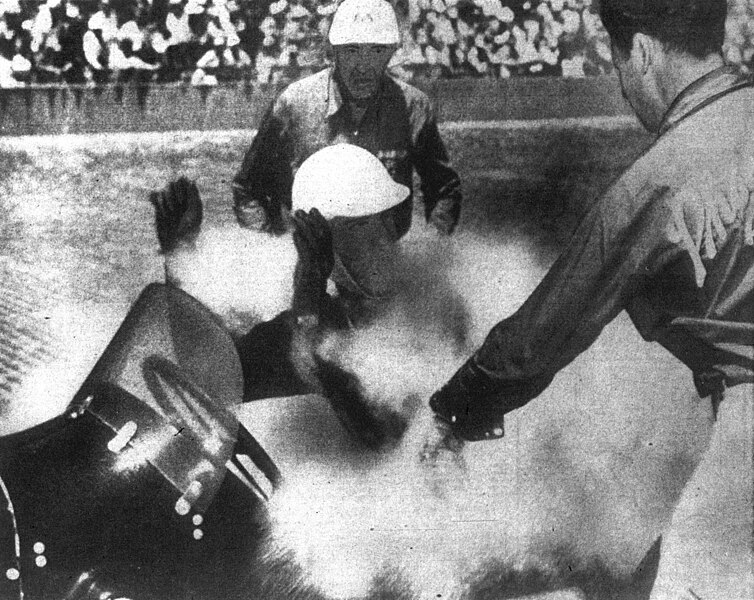 File:Bobby Ball 1951 Indianapolis 500 car fire.jpg