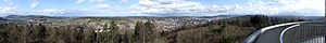 Aussicht vom Brühlbergturm: v. l. n. r.: im Vordergrund: Wülflingen, Veltheim, Stadtzentrum und Autobahn bei Töss. Im Hintergrund: Oberwinterthur und Seen