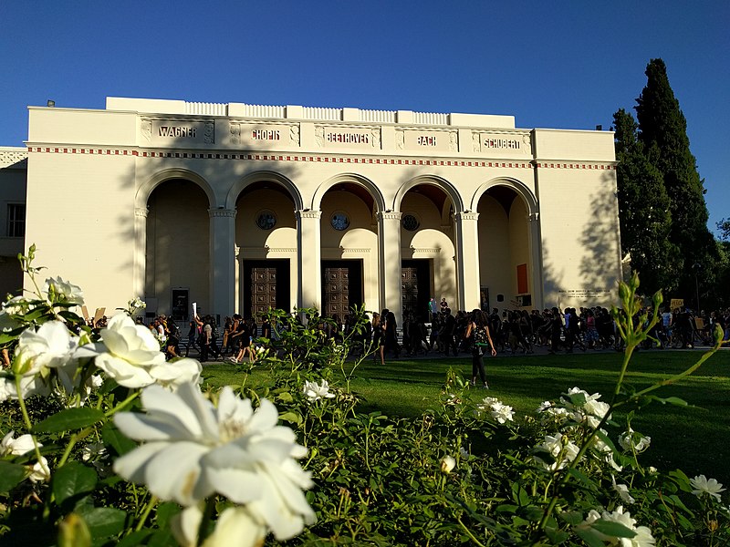 File:Bridges Auditorium march.jpg