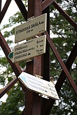 Miniatuur voor Bestand:Brno-Stránská-skála-rozcestník-u-zastávky-tramvaje2019.jpg