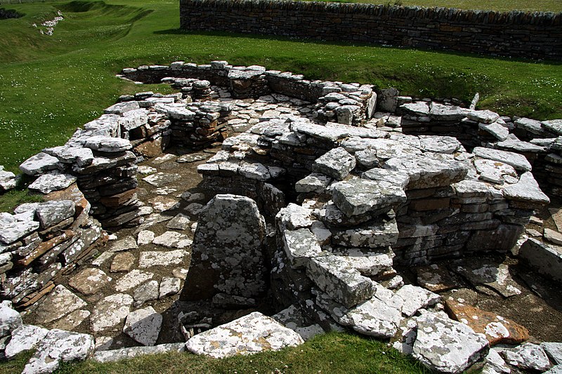 File:Broch of Gurness in summer 2012 (3).JPG