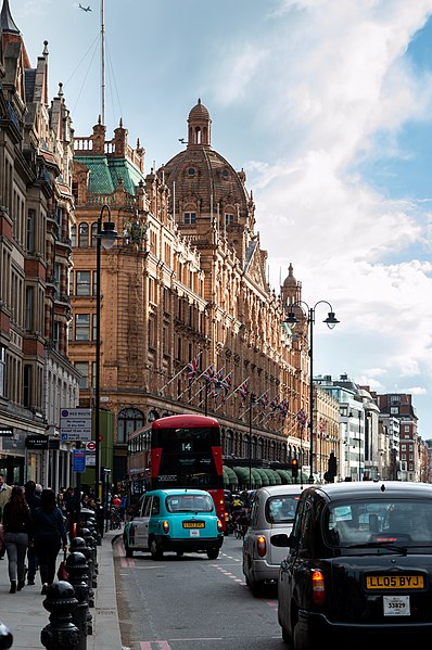 File:Brompton Road Harrods.jpg