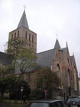 De Sint-Gilliskerk staat midden in de Sint-Gilliswijk.